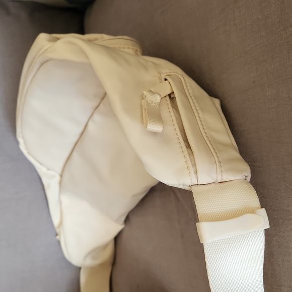 Fabletics Belt bag cream colored - Picture 6 of 12